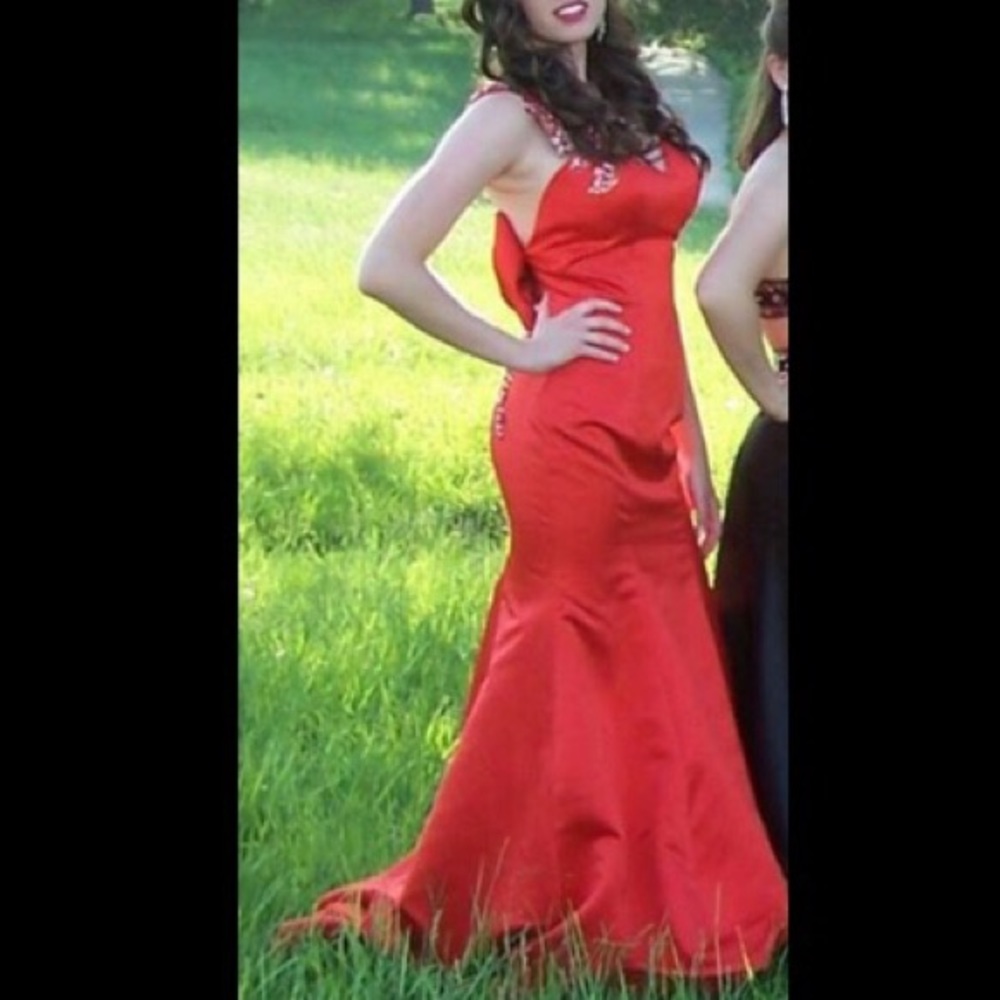 Red formal dress - Picture 1 of 1